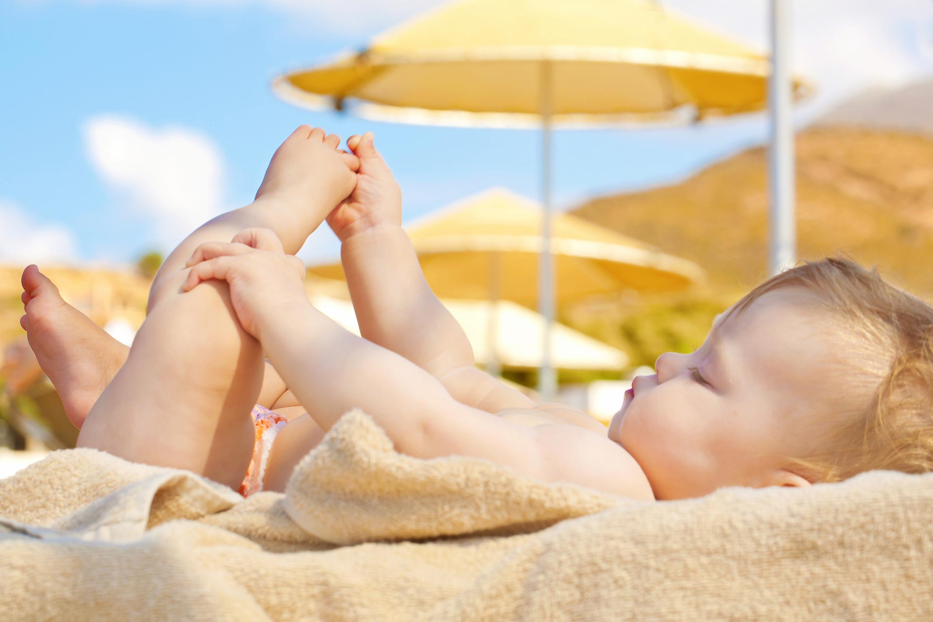 Bébé au soleil : quels dangers et quelles vertus ? 