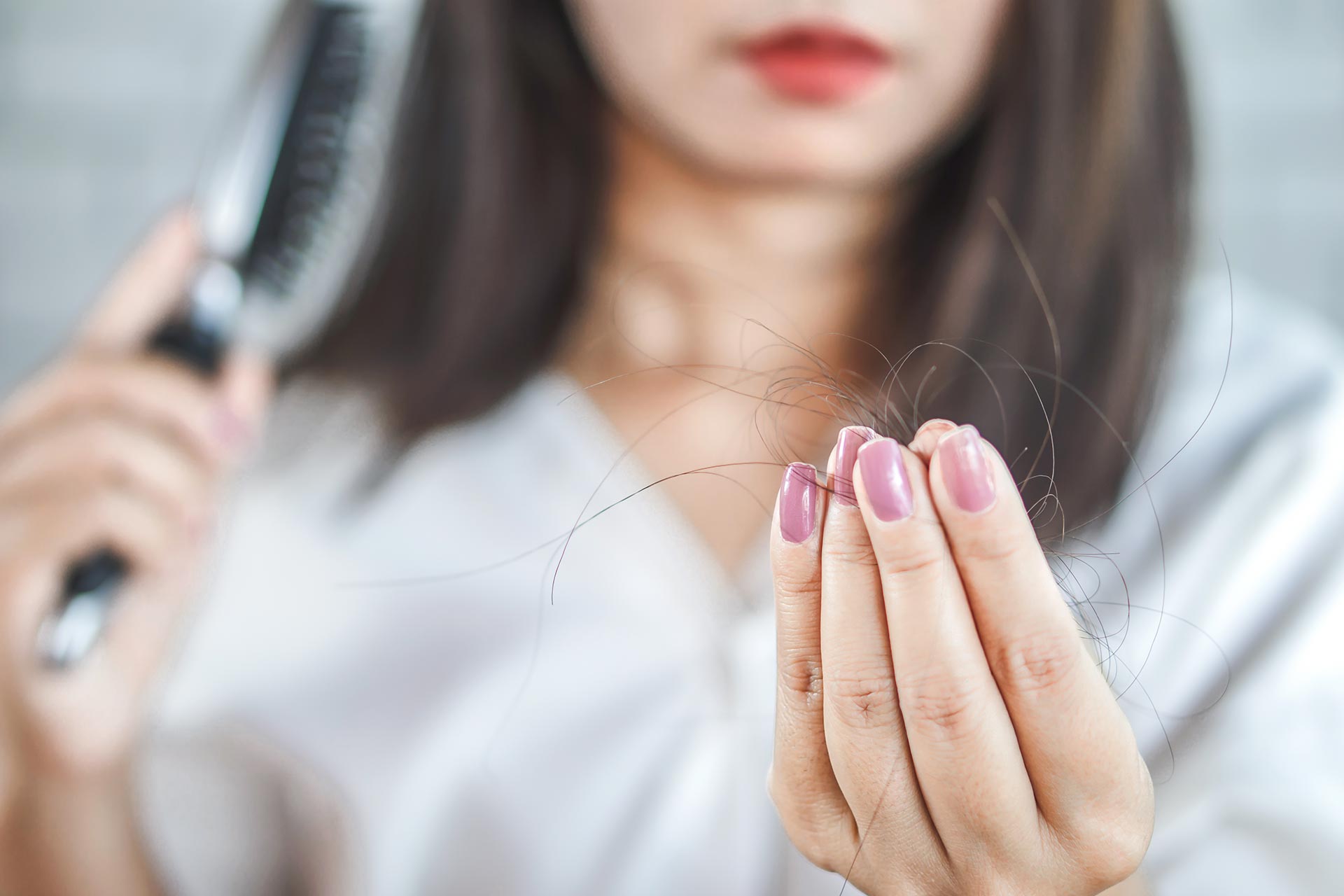 Chute des cheveux : 6 astuces pour l'éviter - Conseils santé bien-être